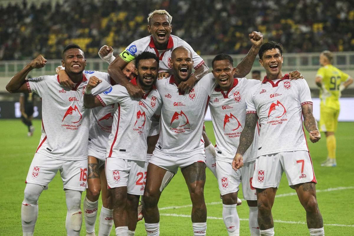 Pesepak bola Malut United David Da Silva (tengah) bersama rekan setimnya berselebrasi usai mencetak gol ke gawang Dewa United pada pertandingan BRI Super League 2025/2026 di Banten International Stadium, Kabupaten Serang, Banten, Sabtu (9/8/2025). ANTARA FOTO/Angga Budhiyanto/rwa.