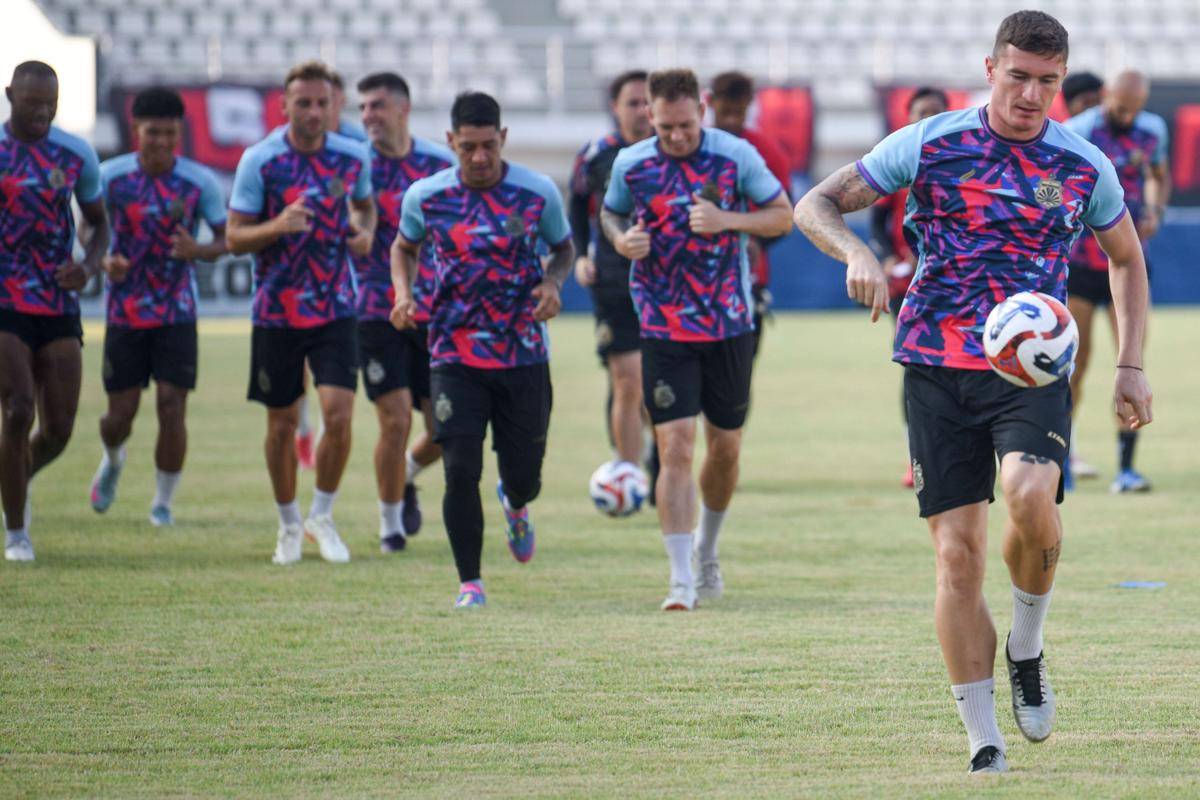 Pesepak bola asing asal Montenegro Slavko Damjanovic (kanan) berlatih saat mengikuti sesi latihan resmi di GOR Segiri Samarinda, Kalimantan Timur, Kamis (7/8/2025). ANTARA FOTO/M Risyal Hidayat/foc.
