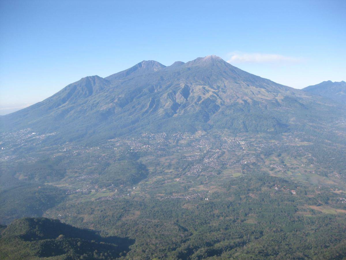 Gunung Arjuno—Welirang dari puncak Gunung Penanggungan