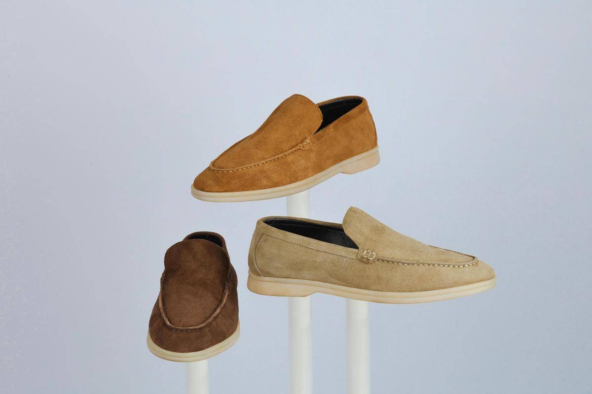 ilustrasi sepatu berbahan suede (pexels.com/Mr Abrar visuals)