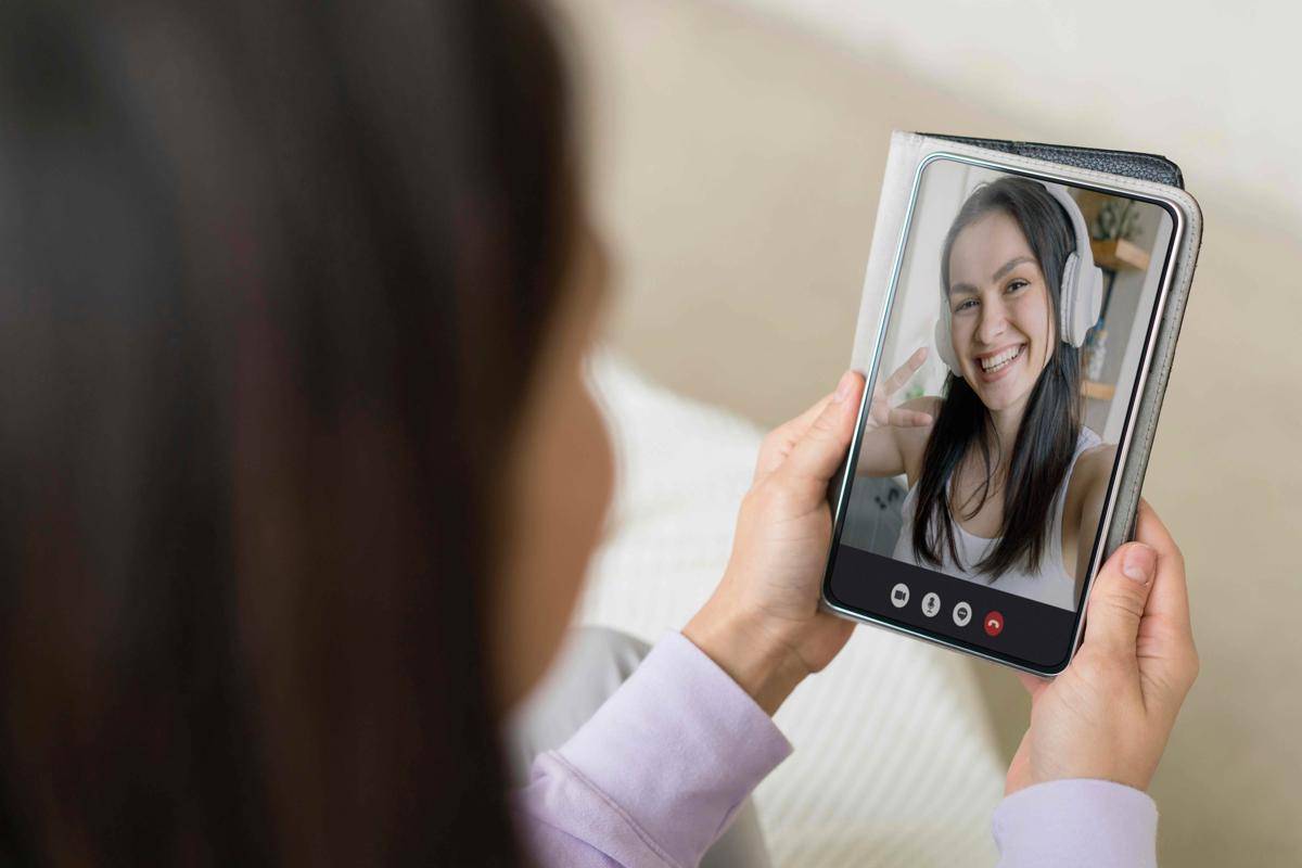 ilustrasi video call dengan saudara (freepik.com/freepik)