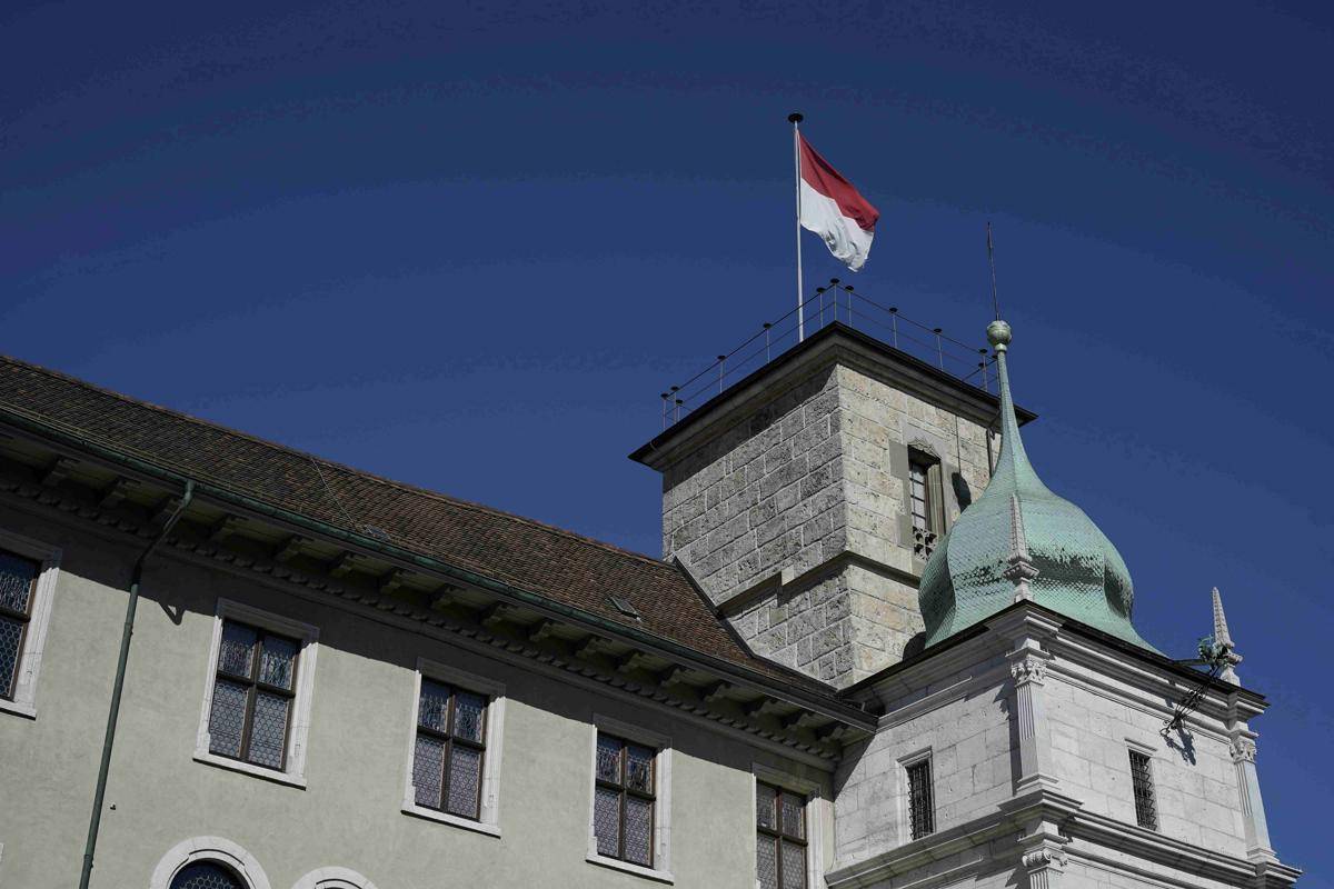 ilustrasi bendera merah putih di atas gedung (pexels.com/adhtyarzky)