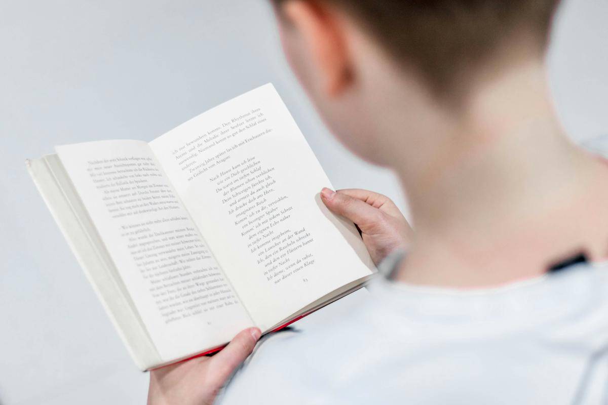 ilustrasi membaca buku (unsplash.com/christianw)