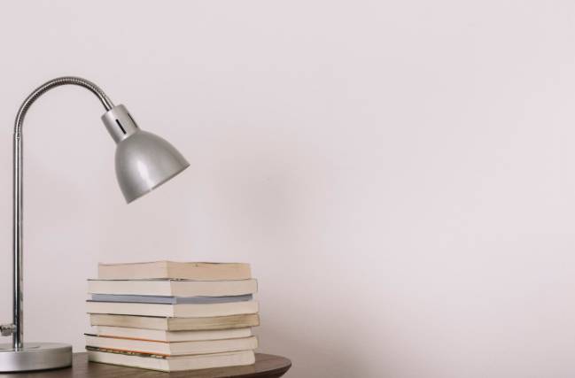 lampu belajar (freepik.com/freepik)