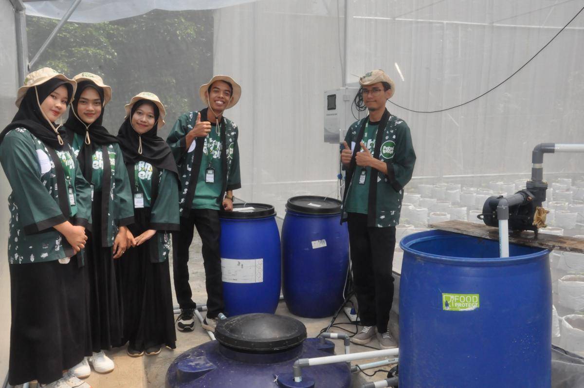 Peserta program regenerasi petani Petani Keren menunjukkan teknologi yang digunakan dalam rumah kaca (green house), permodelan pertanian modern di Kwartir Daerah Pramuka Lampung pada Selasa, 29 Juli 2025. (dok. FAO/Ardila Syakriah)