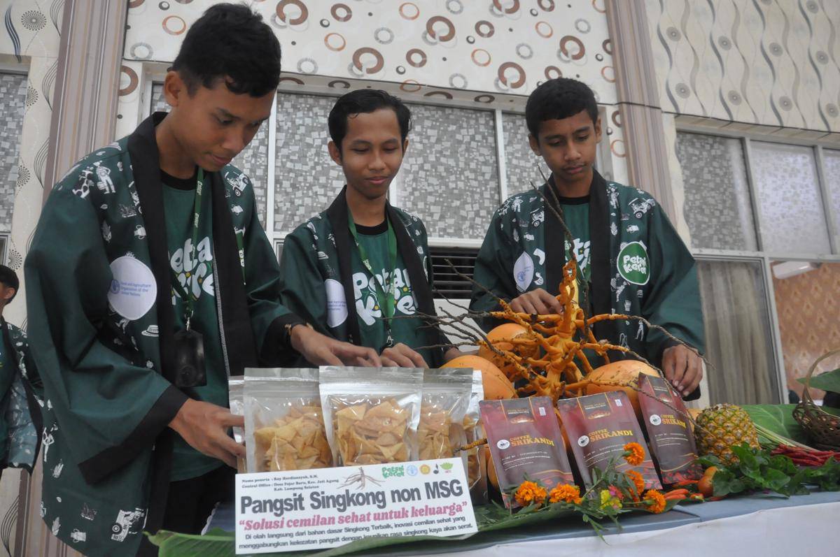 Peserta program regenerasi petani Petani Keren memamerkan produk hasil pengolahan pangan selama pelatihan mereka di Kwartir Daerah Pramuka Lampung pada Selasa, 29 Juli 2025. (dok. FAO/Ardila Syakriah)