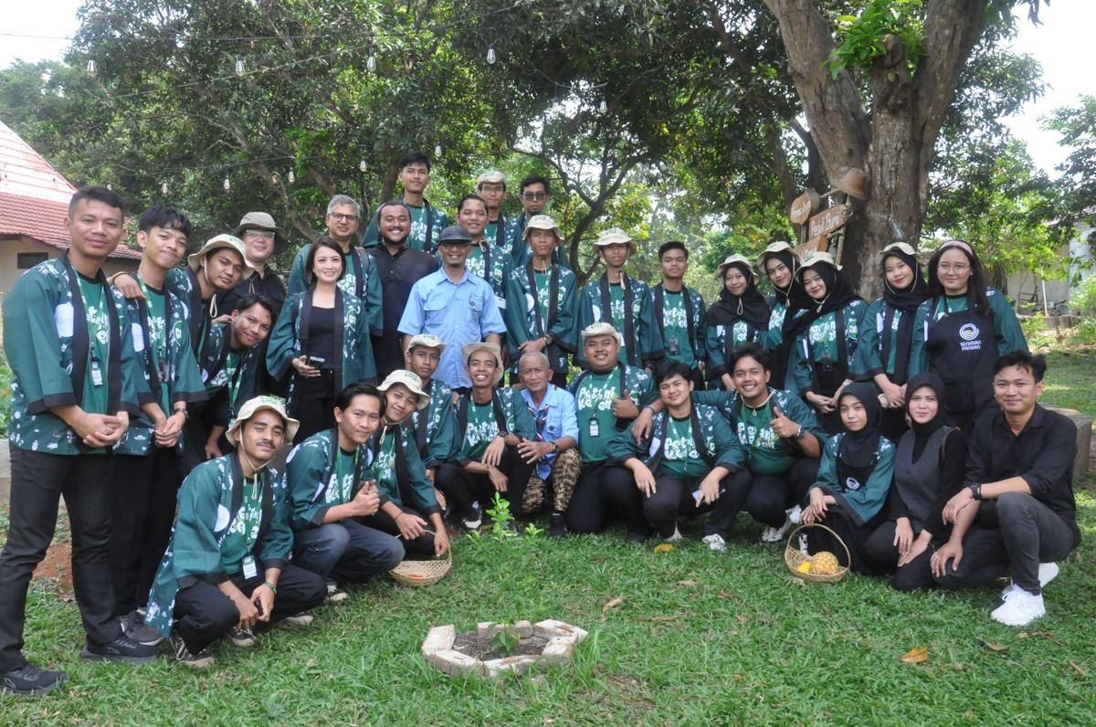 Peserta program regenerasi petani Petani Keren menunjukkan hasil pelatihan mereka di kebun permodelan pertanian modern dan berkelanjutan di Kwartir Daerah Pramuka Lampung pada Selasa, 29 Juli 2025. (dok. FAO/Ardila Syakriah)