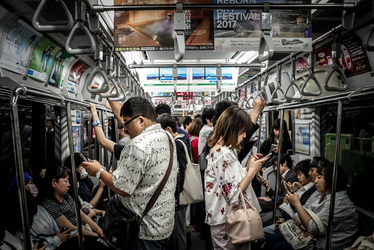 ilustrasi kereta di Jepang (unsplash.com/@hughhan)
