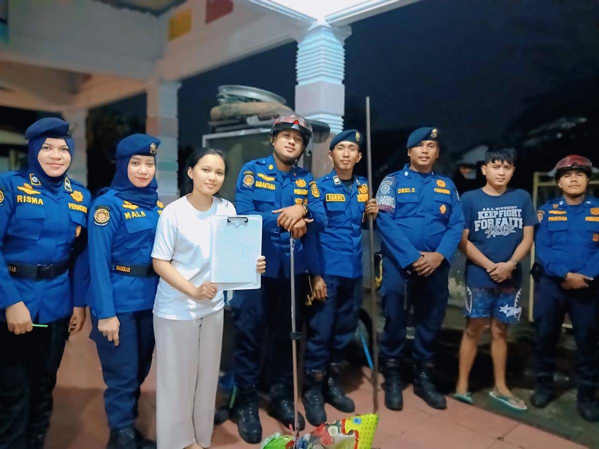 Damkarmat Bandar Lampung saat evakuasi ular kobra di rumah warga. (IDN Times/Damkarmat Bandar Lampung)