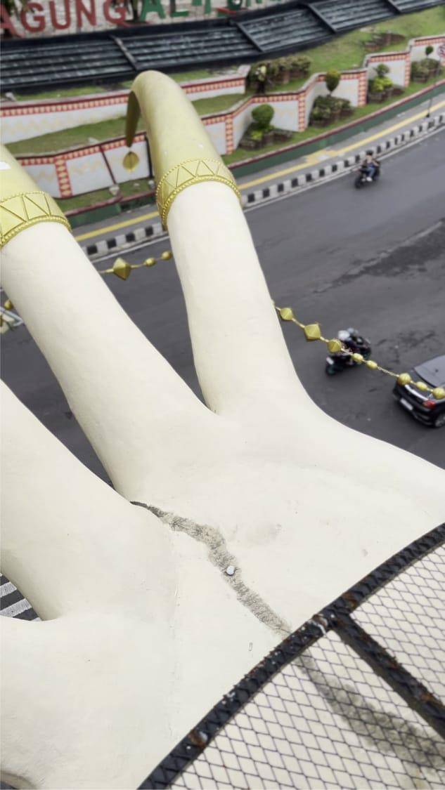 Gambar patung tangan yang diduga retak di JPO Siger Milenial. (IDN Times/Komdigi Bandar Lampung)