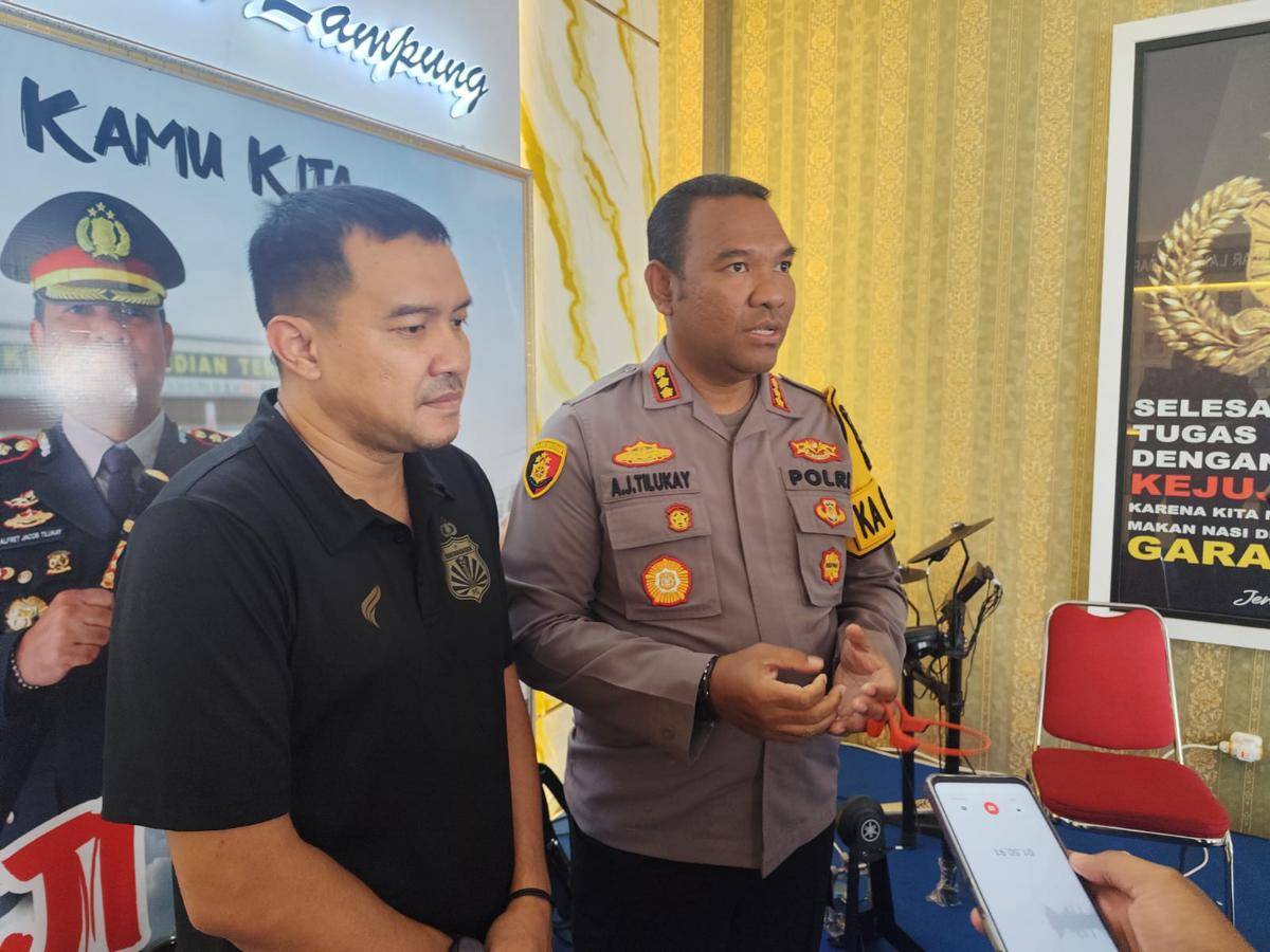 Panpel Bhayangkara Presisi Lampung FC, Yoga Swara bersama Kapolresta Bandar Lampung, Kombespol Alfret Jacob Tilukay. (IDN Times/Muhaimin)