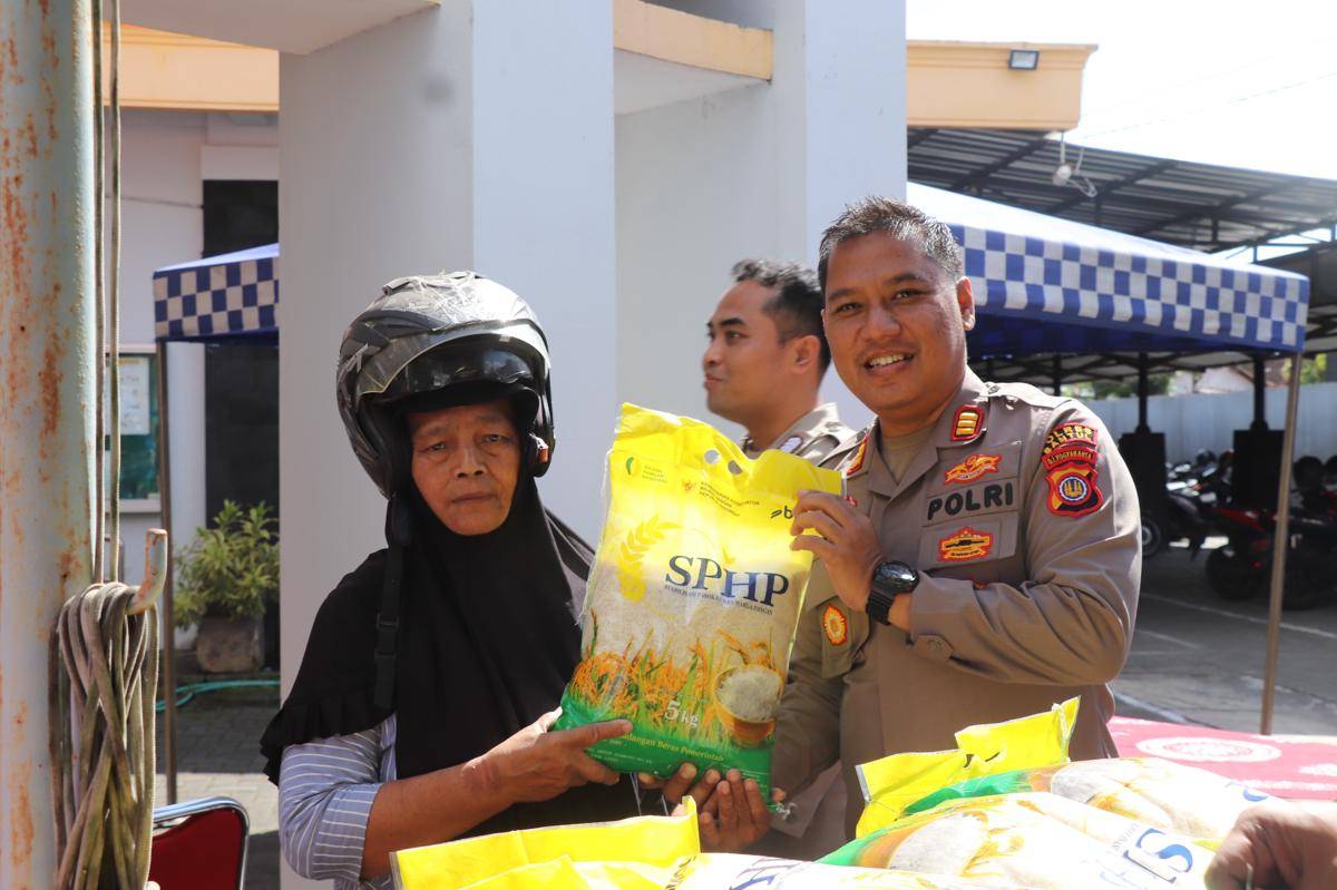 Gerakan Pangan Murah, Polres Bantul jual beras SPHP di bawah HET. (Dok. Polres Bantul)
