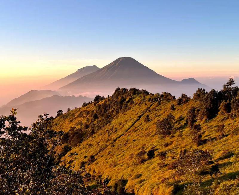 gambar pemandangan di Gunung Prau