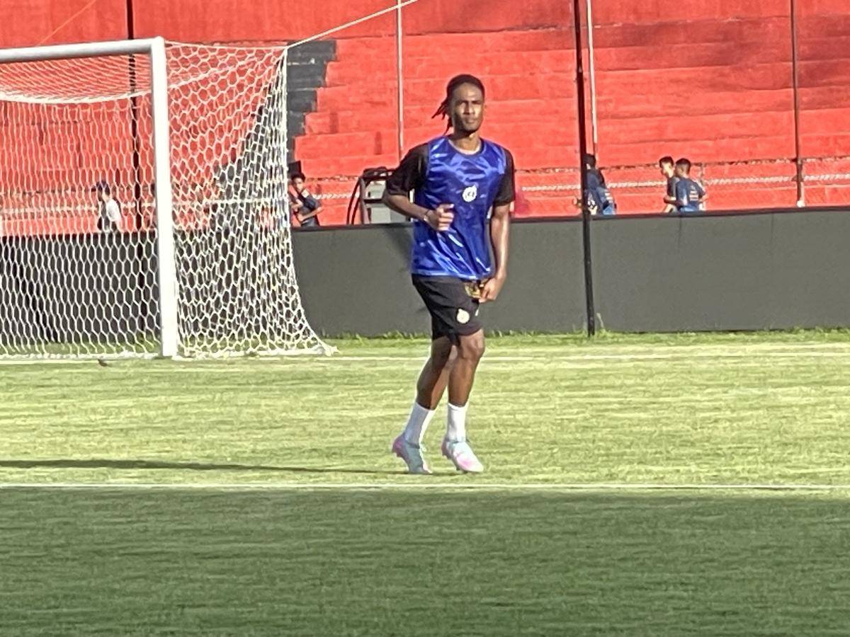 Ronaldo Kwateh saat mengikuti latihan di Stadion H Agus Salim Padang (Foto: IDN Times/Halbert Caniago)