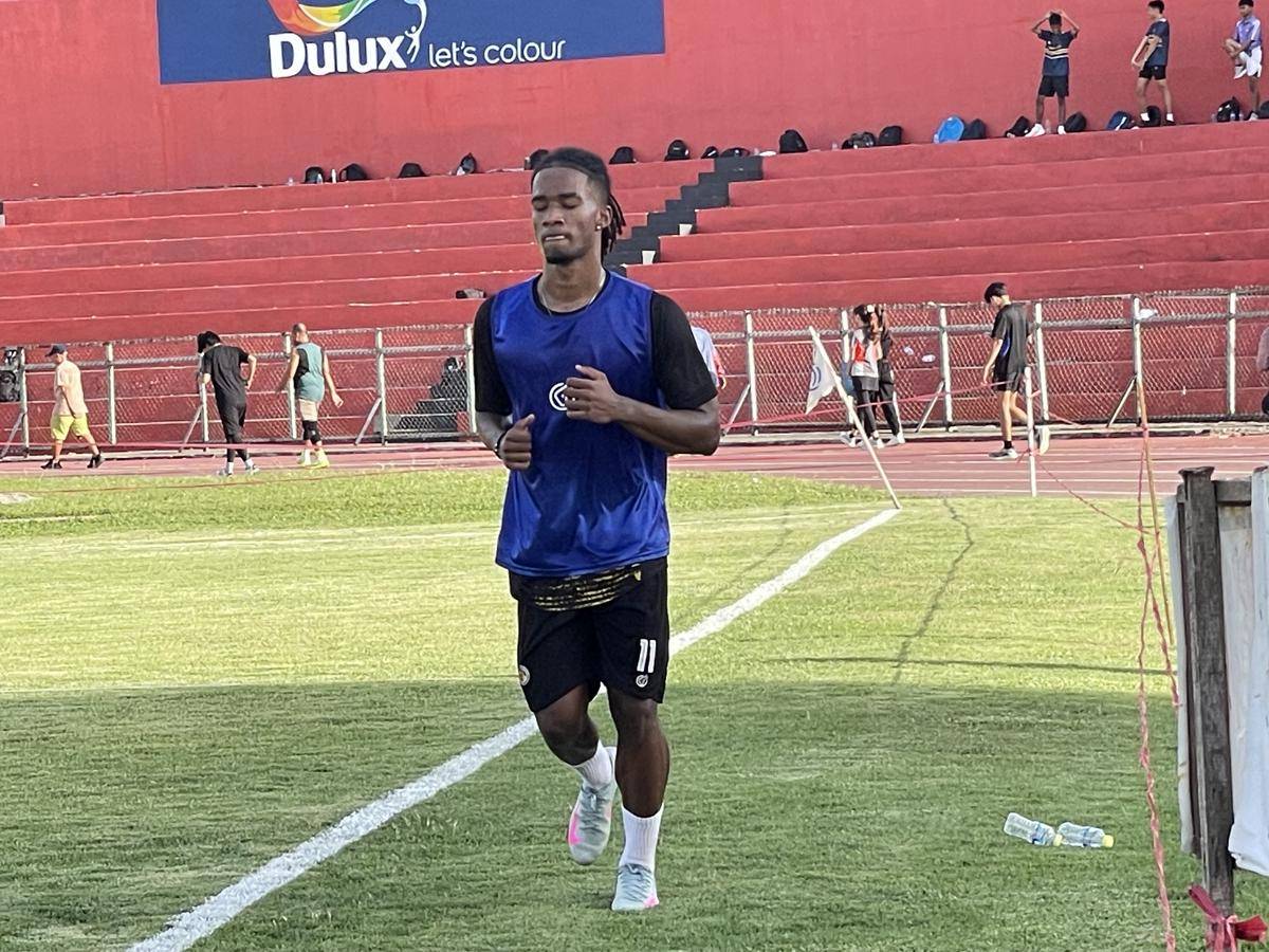 Ronaldo Kwateh saat latihan di Stadion H Agus Salim Padang (Foto: IDN Times/Halbert Caniago)