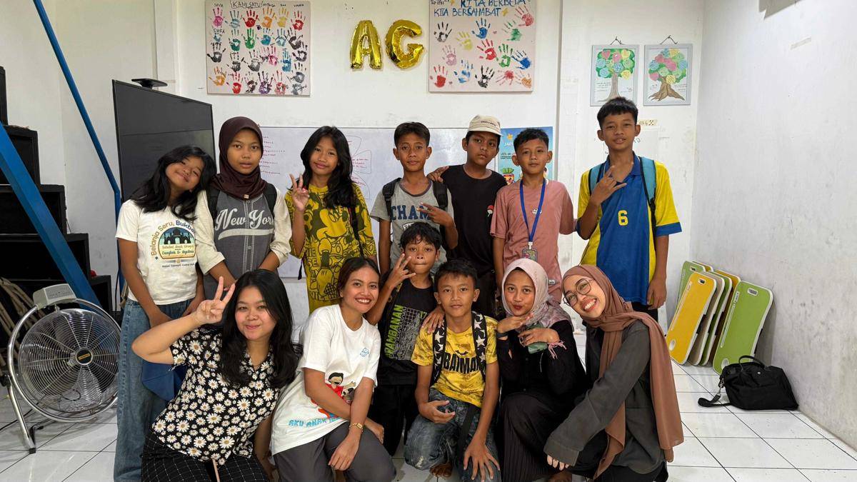 Rischa Agitta Sebayang bersama anak-anak di Komunitas Sahabat Anak Grogol (dok. rilis)