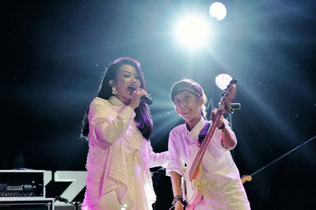 Yuri tampil bersama Yura Yunita 