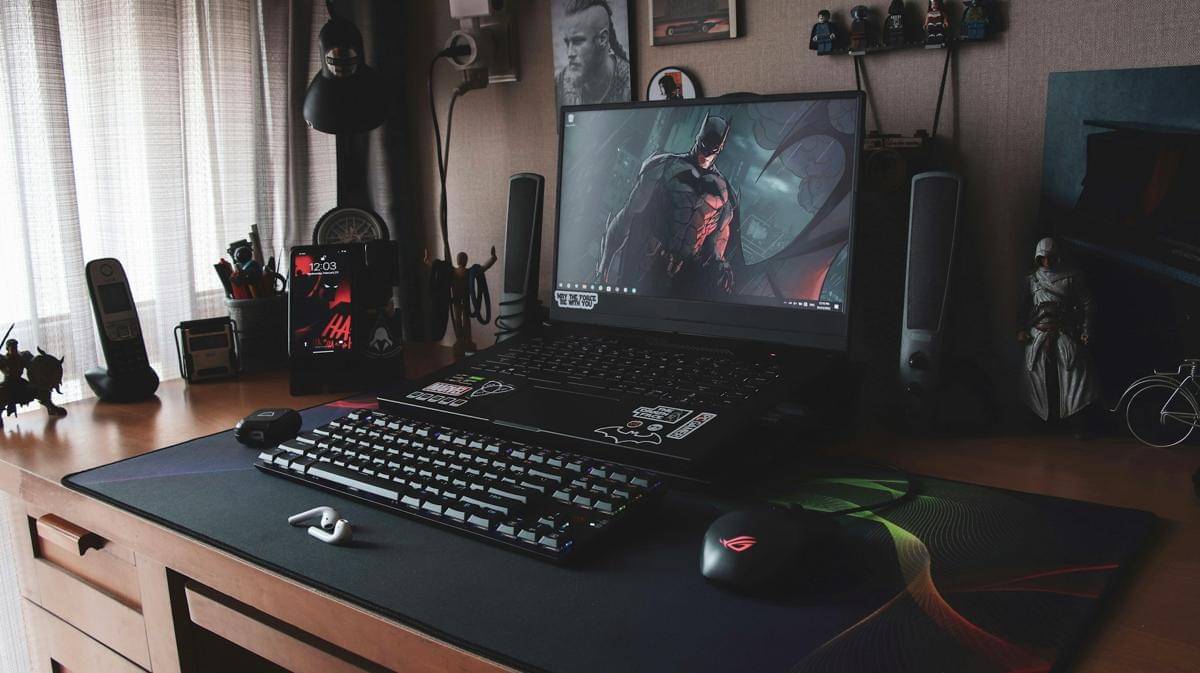 ilustrasi laptop gaming 