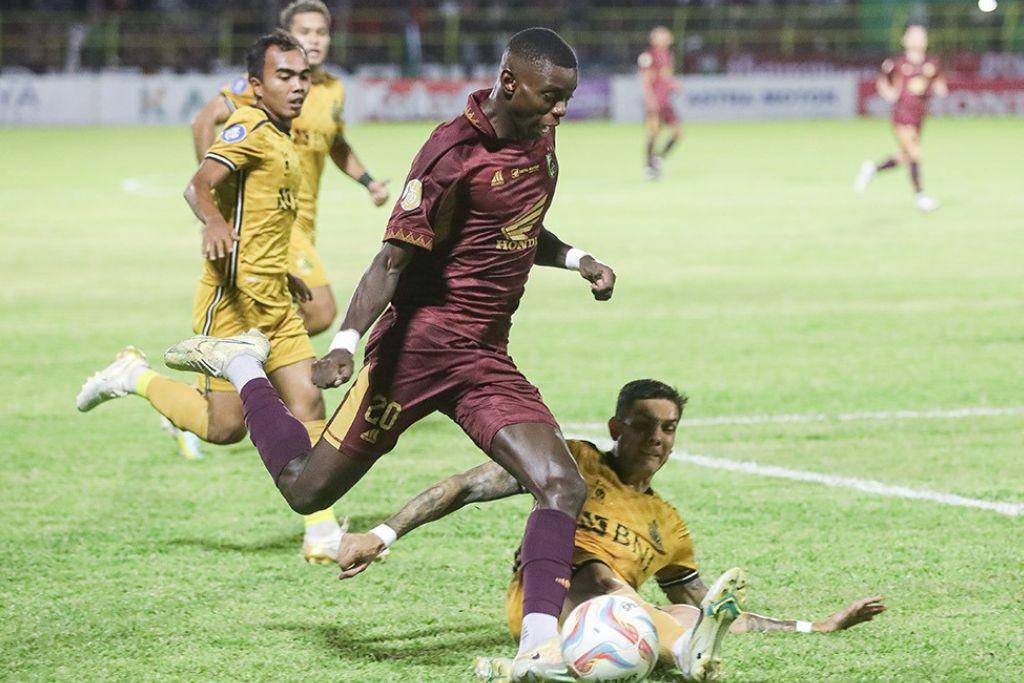 Salah satu momen laga pekan ke-22 BRI Liga 1 2023/2024 antara PSM Makassar melawan Bhayangkara FC yang berlangsung di Stadion Gelora BJ Habibie Parepare pada 8 Desember 2023. (Instagram.com/psm_makassar)