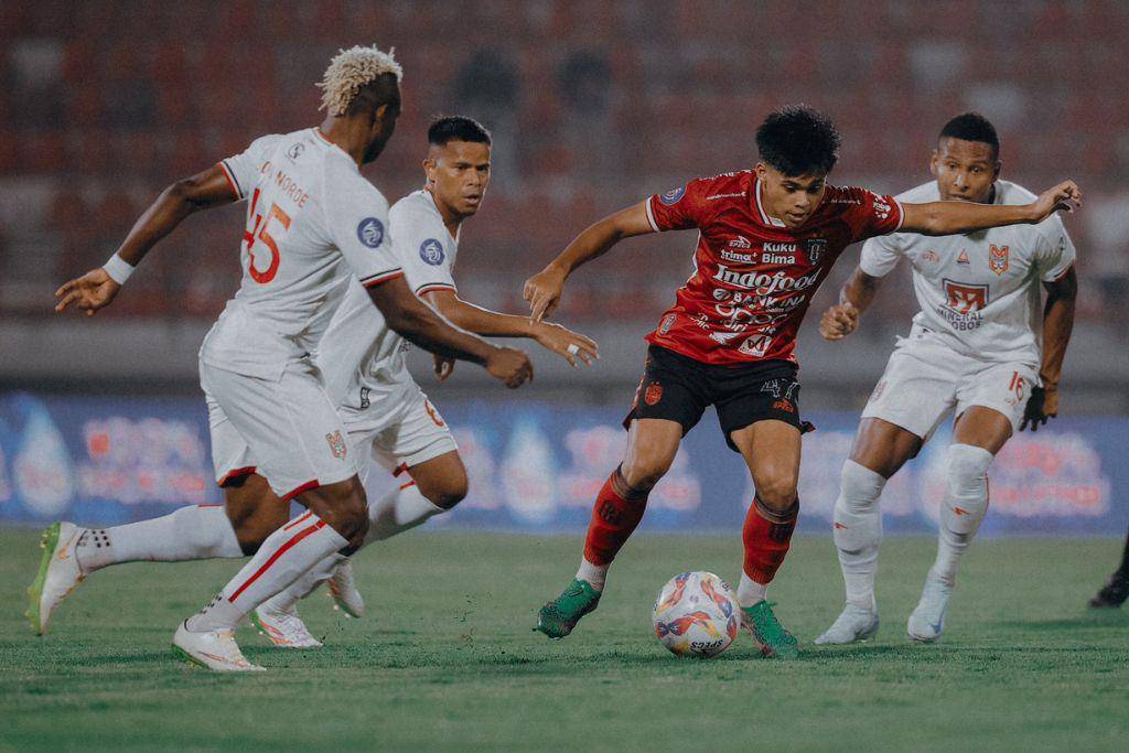 Salah satu momen laga pekan ke-23 BRI Liga 1 2024/2025 antara Bali United melawan Malut United yang berlangsung di Stadion Kapten I Wayan Dipta Gianyar pada 17 Februari 2025. (Twitter.com/BaliUtd)