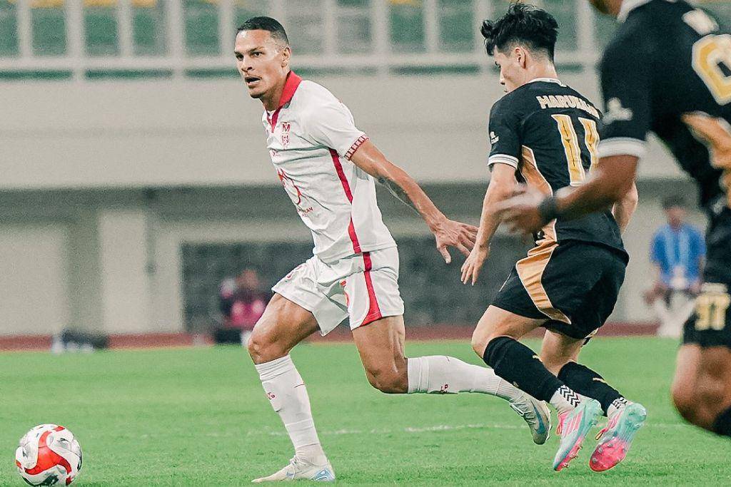 Aksi bek Malut United, Igor Inocencio (kiri), dalam laga pekan pertama BRI Super League 2025/2026 melawan Dewa United di Banten International Stadium, Kab. Serang, pada 9 Agustus 2025. (Instagram.com/malutunitedfc)