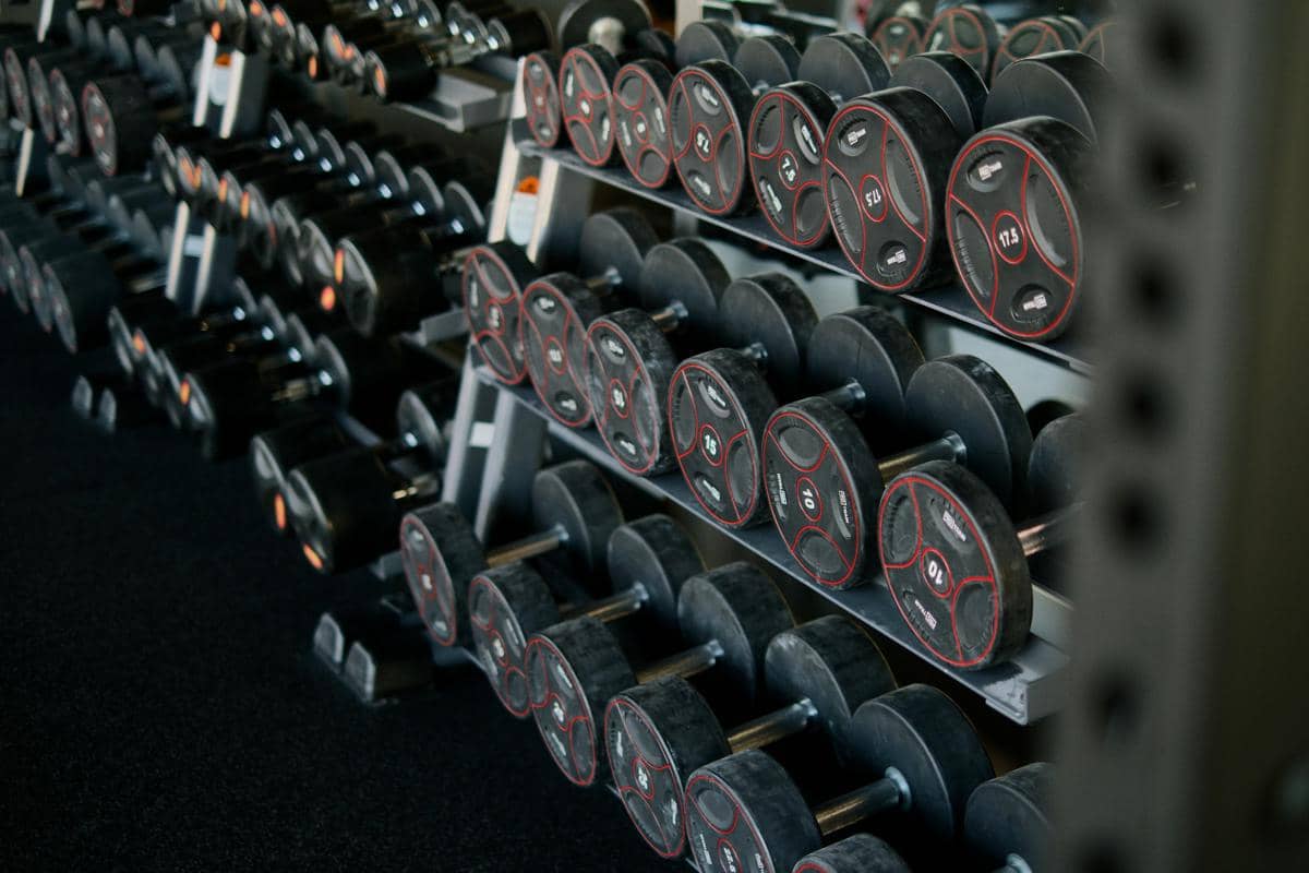 ilustrasi latihan di gym