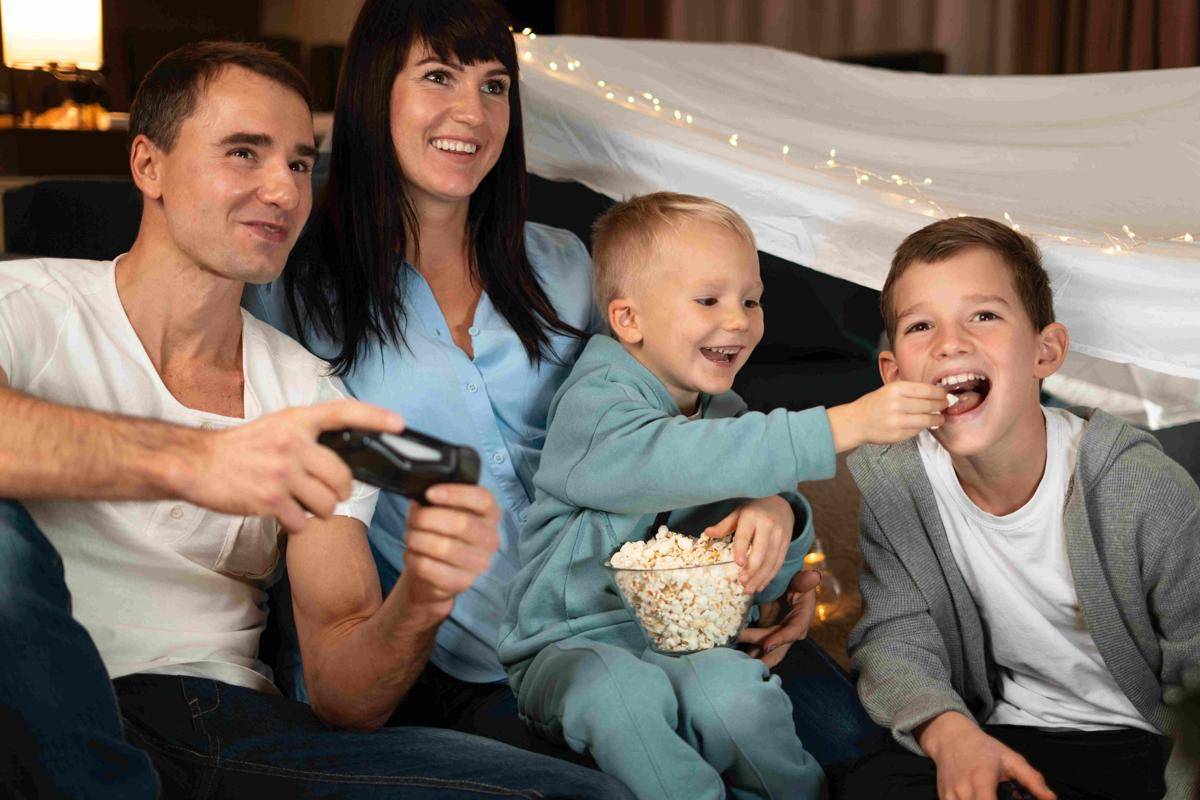 ilustrasi bermain game bersama (freepik.com/freepik)