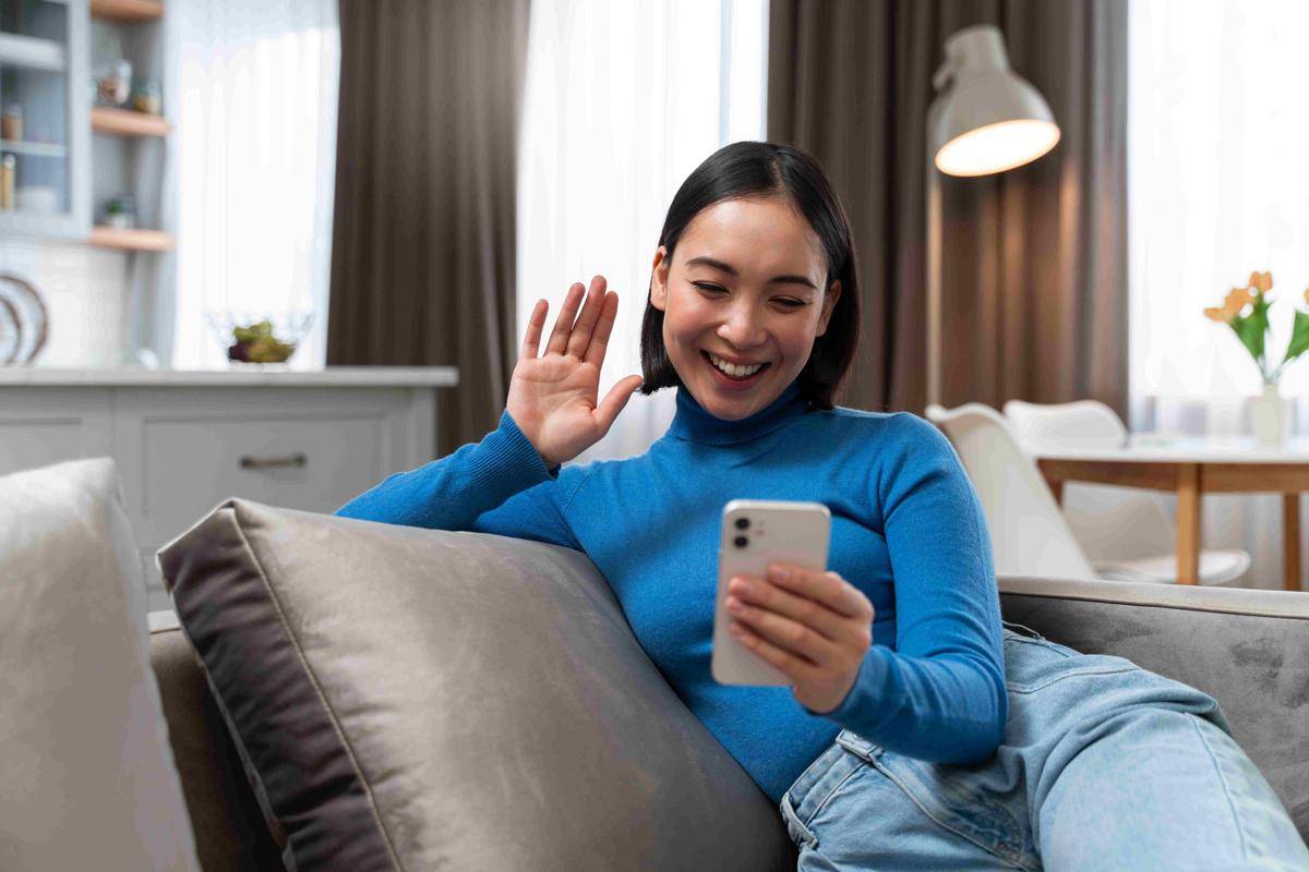 ilustrasi video call bersama saudara (freepik.com/freepik)