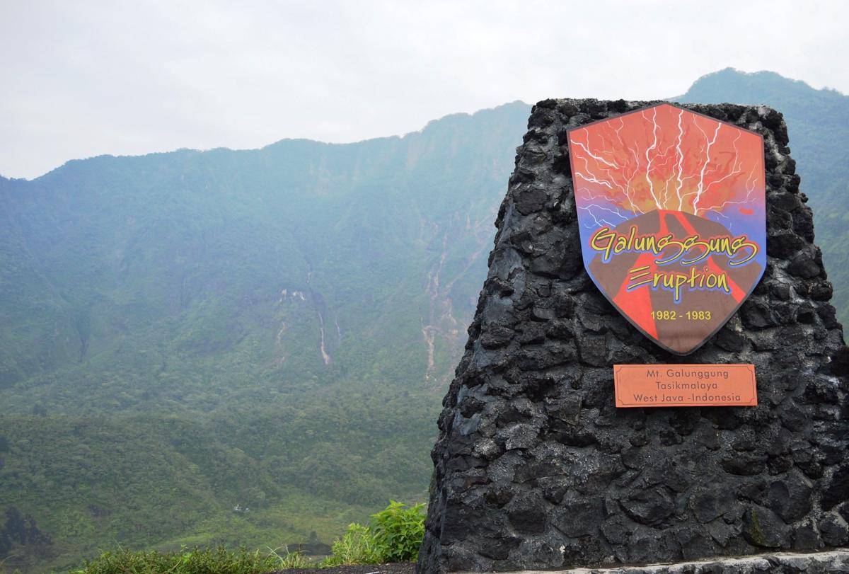monumen meletusnya Gunung Galunggung pada tahun 1982-1983 (dok.pribadi/Gusti Nur Iwari)