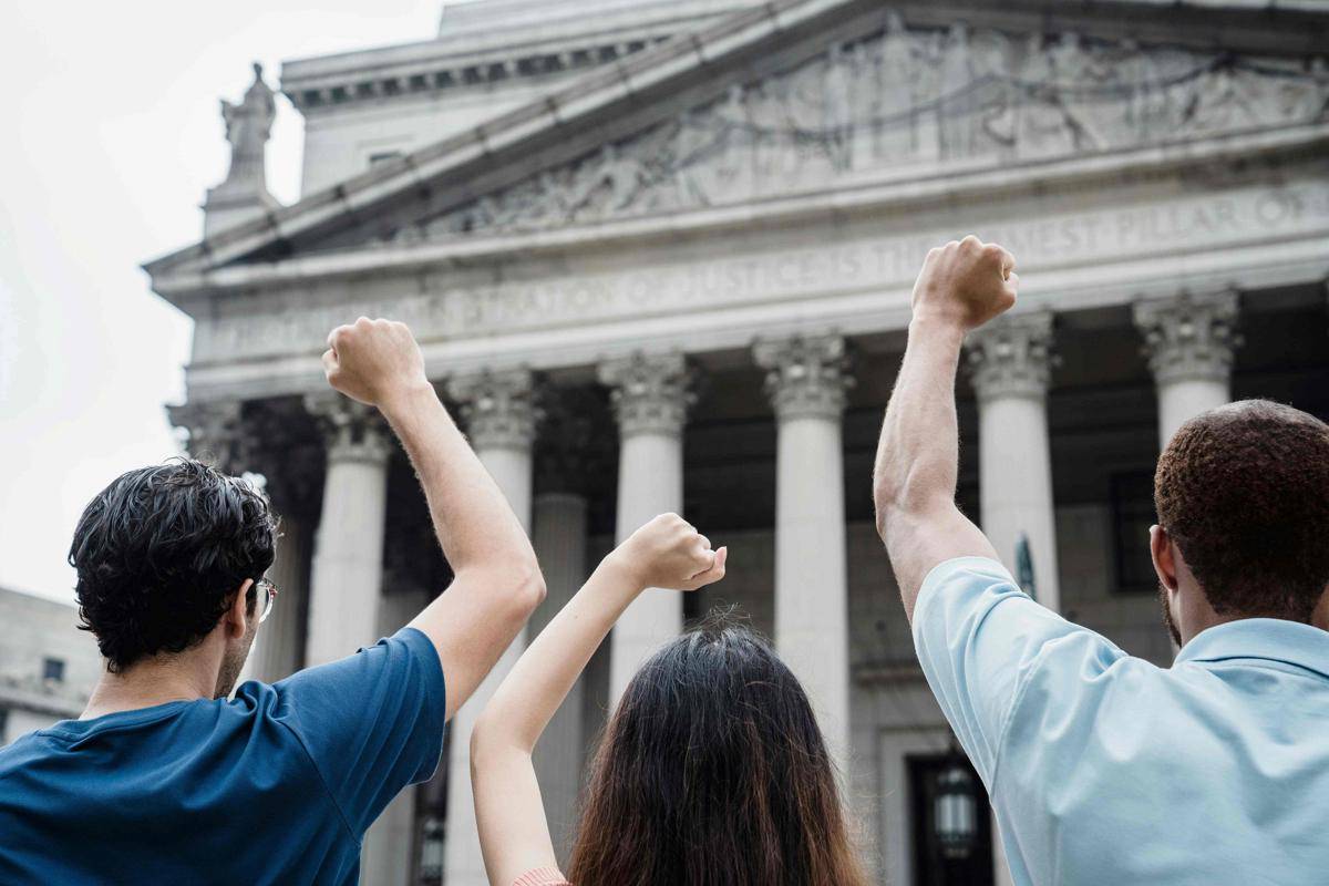 ilustrasi sekelompok orang berada di depan gedung mahkamah agung (pexels.com/lara-jameson)