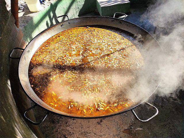 ilustrasi masak paella (commons.wikimedia.org/Francesc Fort)