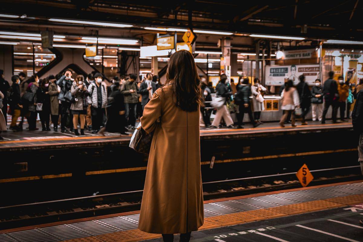 ilustrasi solo traveler wanita (unsplash.com/@peemaglama)