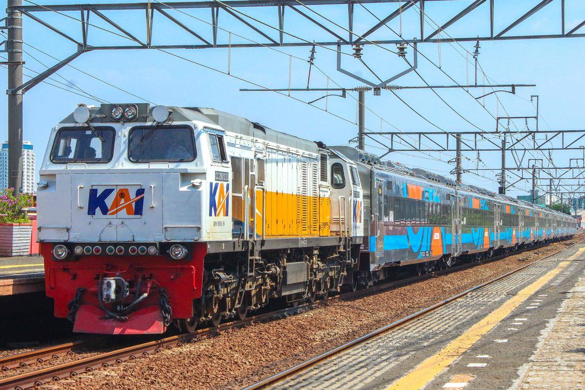 Kereta Api Taksaka salah satu kereta api eksekutif yang berangkat dan berhenti di Stasiun Gambir (commons.wikimedia.org/TyewongX)