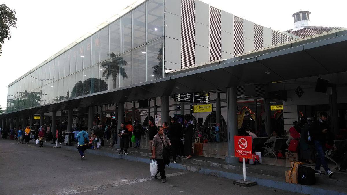 Stasiun Pasar Senen (commons.wikimedia.org/Syaifan Bahtiar Nirwansyah)