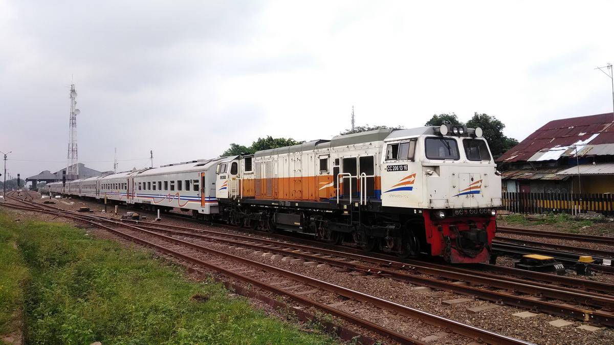 Kereta Api Jayabaya salah satu kereta api eksekutif yang berangkat dan berhenti di Stasiun Pasar Senen (commons.wikimedia.org/Syaifan Bahtiar Nirwansyah)