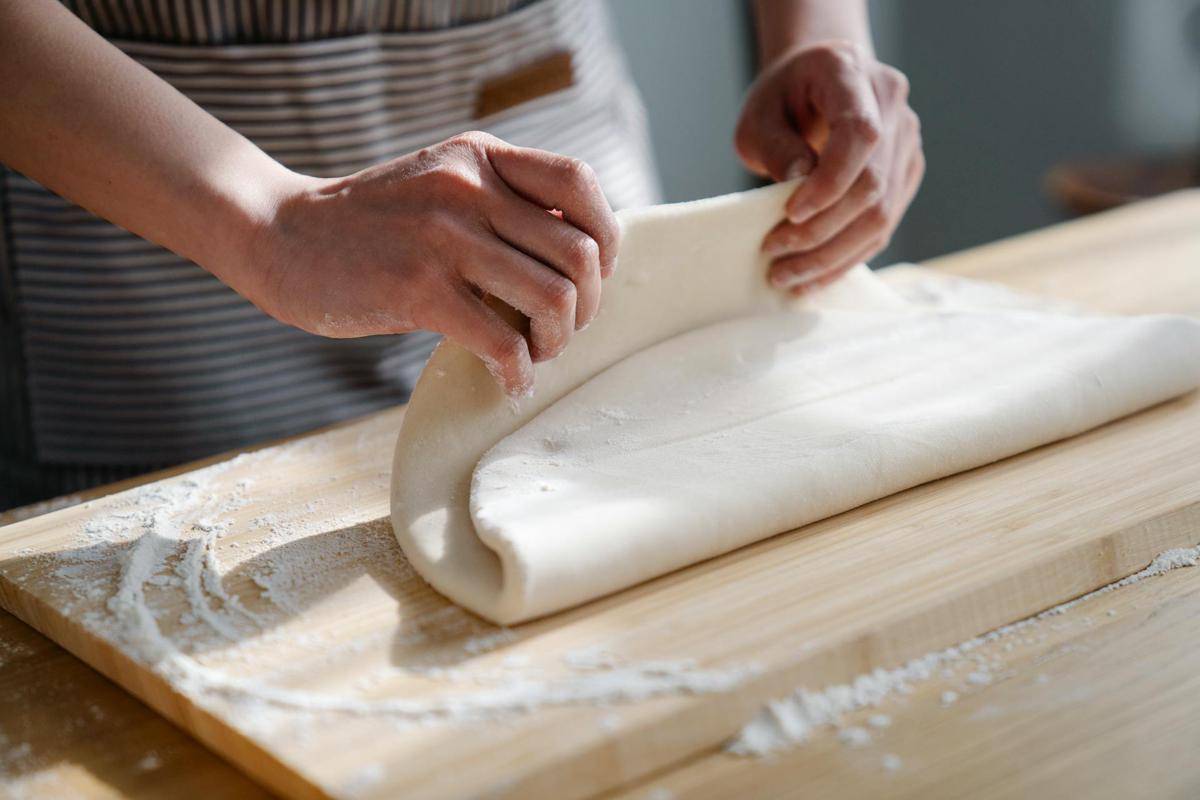ilustrasi melipat adonan puff pastry (pexels.com/Felicity Tai)