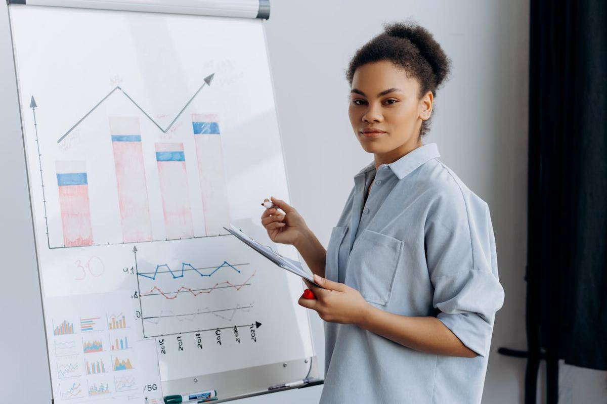 Ilustrasi Data Analyst (pexels.com/Mikhail Nilov)