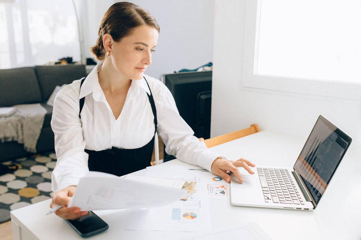 Ilustrasi Data Analyst (pexels.com/Nataliya Vaitkevich)