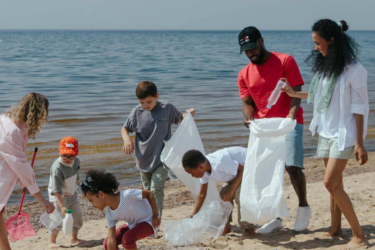 ilustrasi orang membersihkan sampah di tepi pantai 