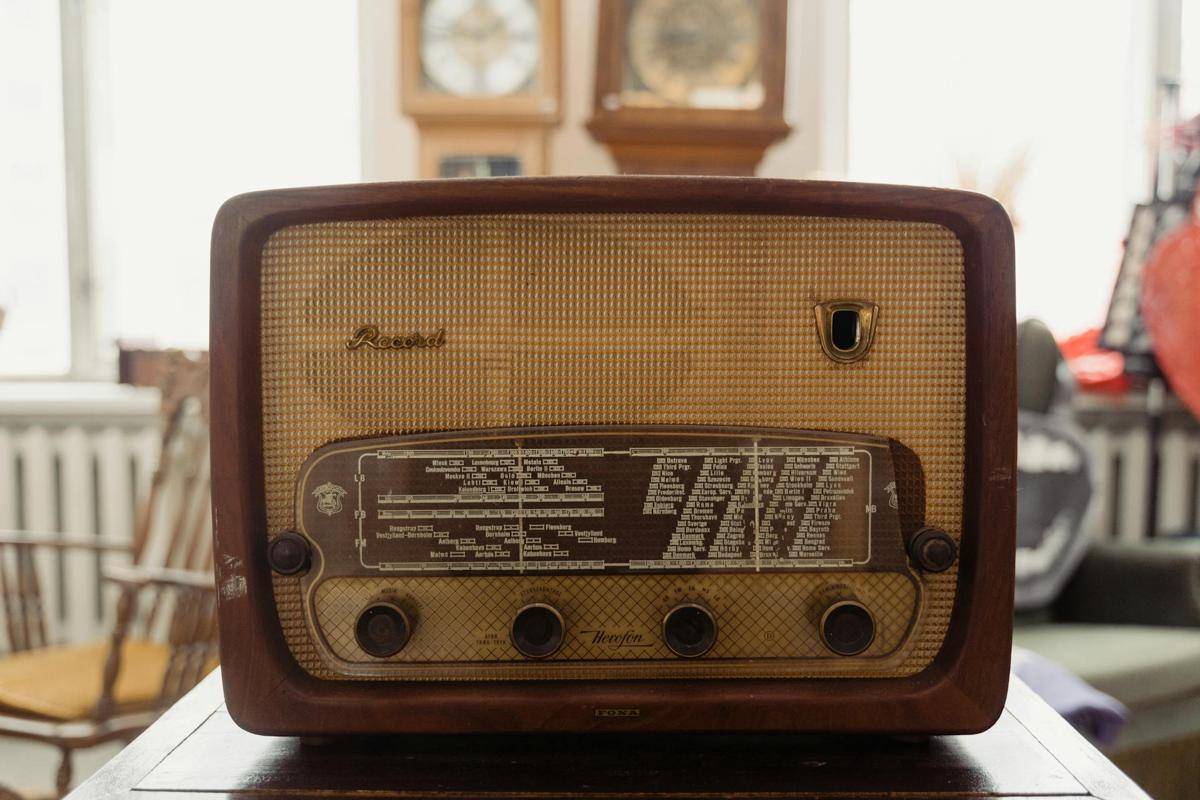 ilustrasi radio lawas