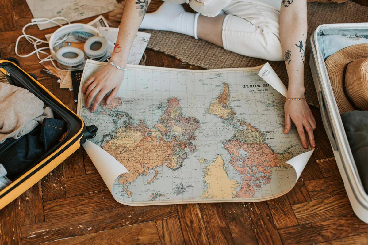 ilustrasi menyusun itinerary (pexels.com/Vlada Karpovich)