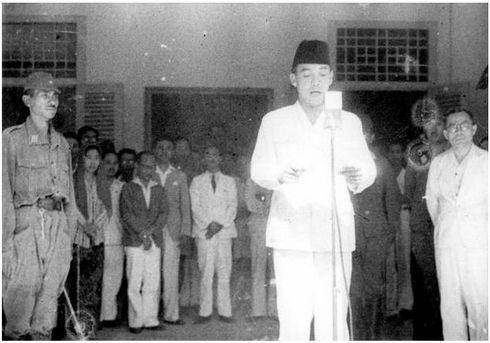 Pembacaan teks proklamasi Kemerdekaan Indonesia oleh Soekarno