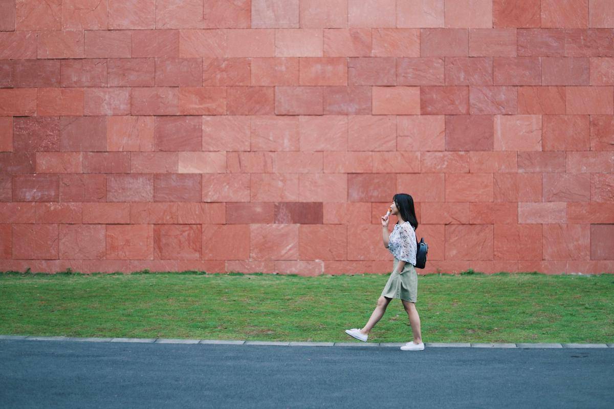 ilustrasi orang jalan santai (unsplash.com/wx1993)