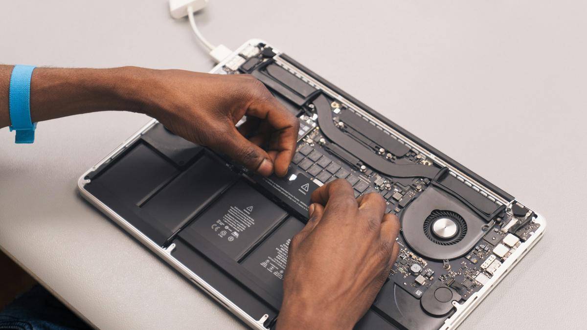 ilustrasi komponen dalam MacBook