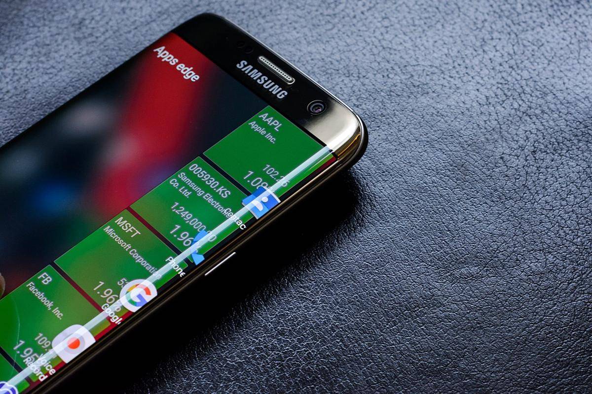 ilustrasi layar curved 