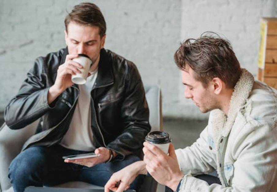 Kebiasaan yang Bikin Cowok Punya Daya Tarik Positif