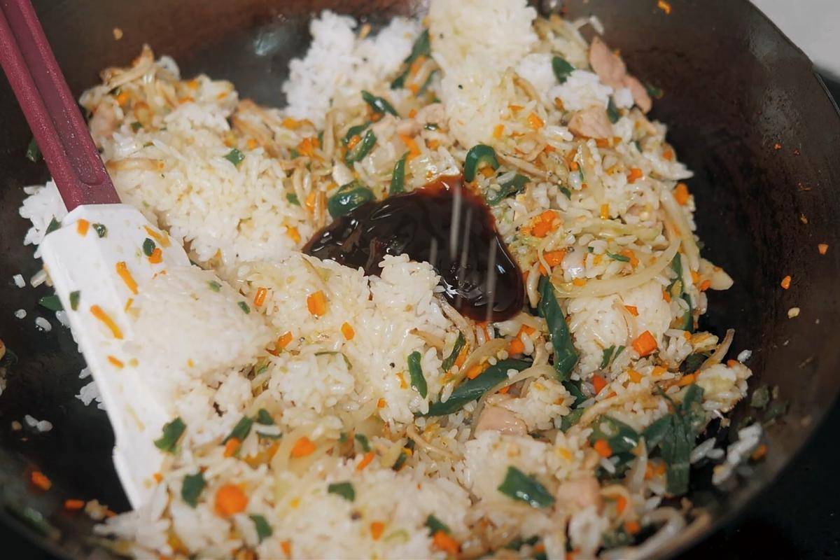 ilustrasi memasak nasi goreng teri cabe ijo