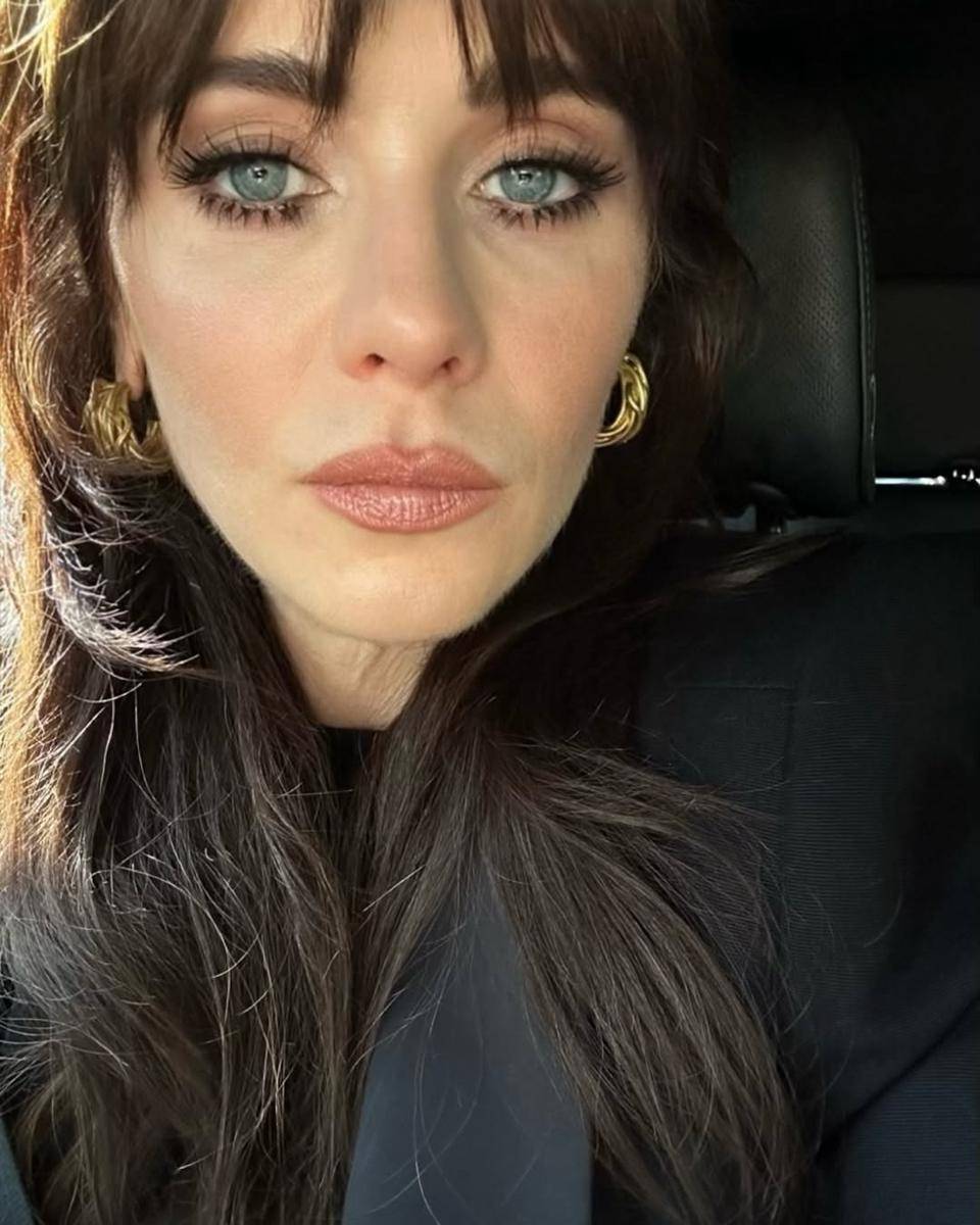 Gaya makeup Zooey Deschanel (instagram.com/zooeydeschanel)