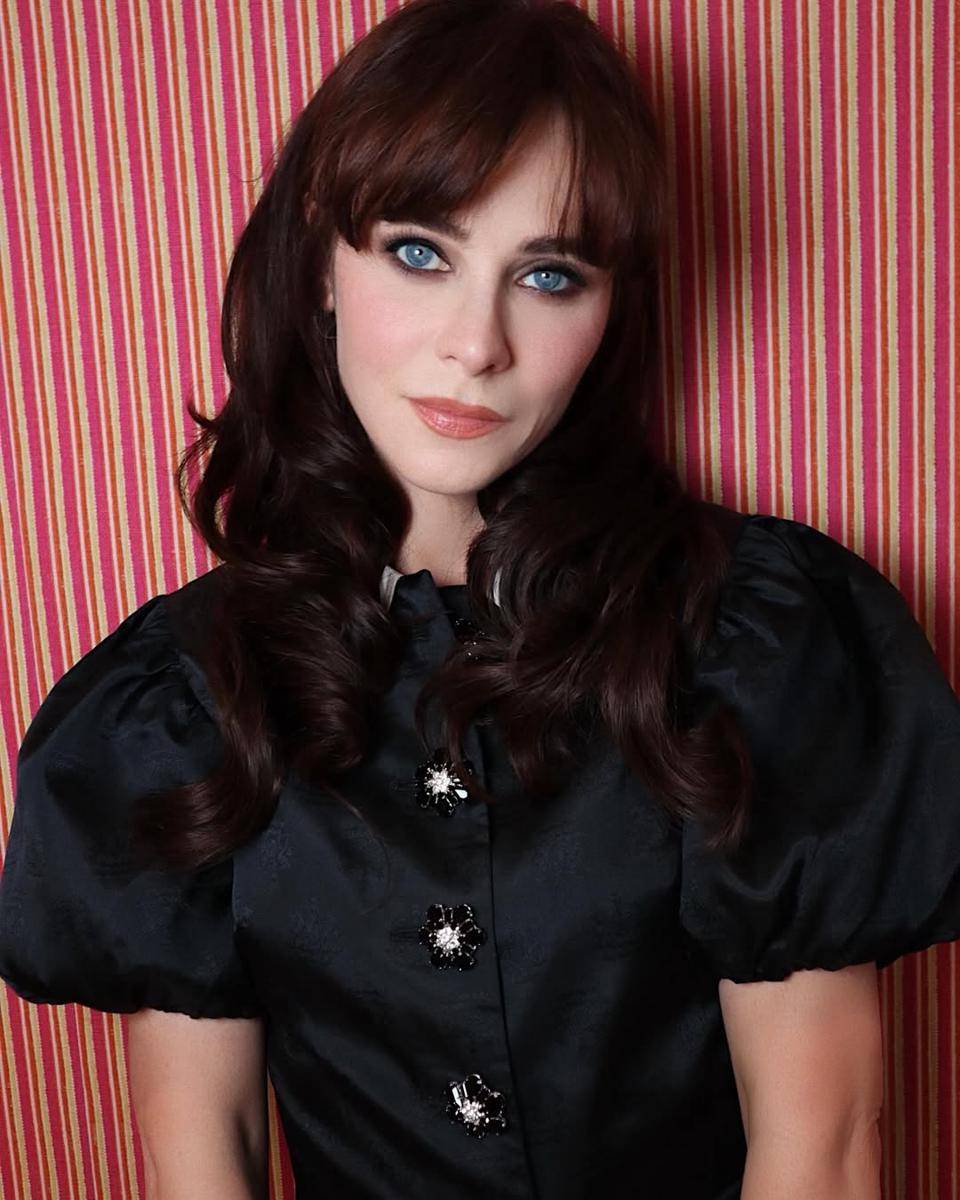 Gaya makeup Zooey Deschanel (instagram.com/zooeydeschanel)