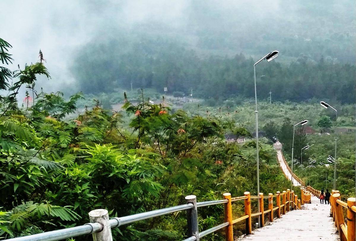 620 anak tangga di kaki Gunung Galunggung (dok.pribadi/Gusti Nur Iwari)